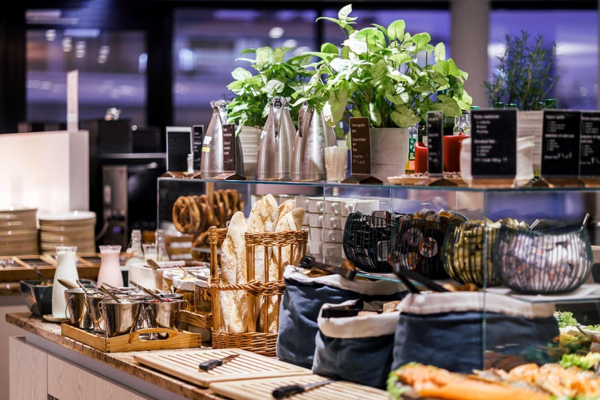 Radisson Blu Resort ชวีโนวิชแจ ภายนอก รูปภาพ The photo depicts a beautifully arranged buffet or food display area. It features various items such as:

- Several glass or metal containers, possibly holding beverages or condiments.
- Fresh greenery in pots, suggesting a focus on natural elements.