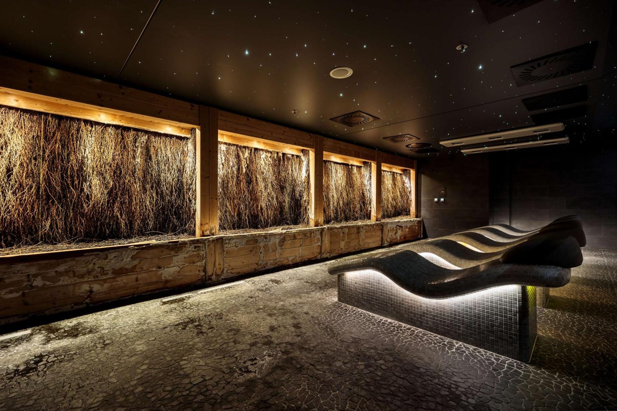 Radisson Blu Resort ชวีโนวิชแจ ภายนอก รูปภาพ The photo depicts a modern, serene spa or relaxation space. It features several wooden-framed windows that showcase natural elements, possibly dried grass or plants, creating a calming atmosphere. The walls are dark, and the ceiling may have lights r